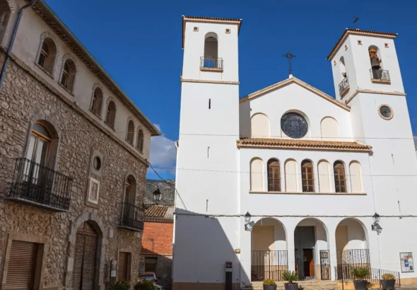 Patrimonio, iglesia histórica y edificio tradicional en un municipio del interior de Alicante