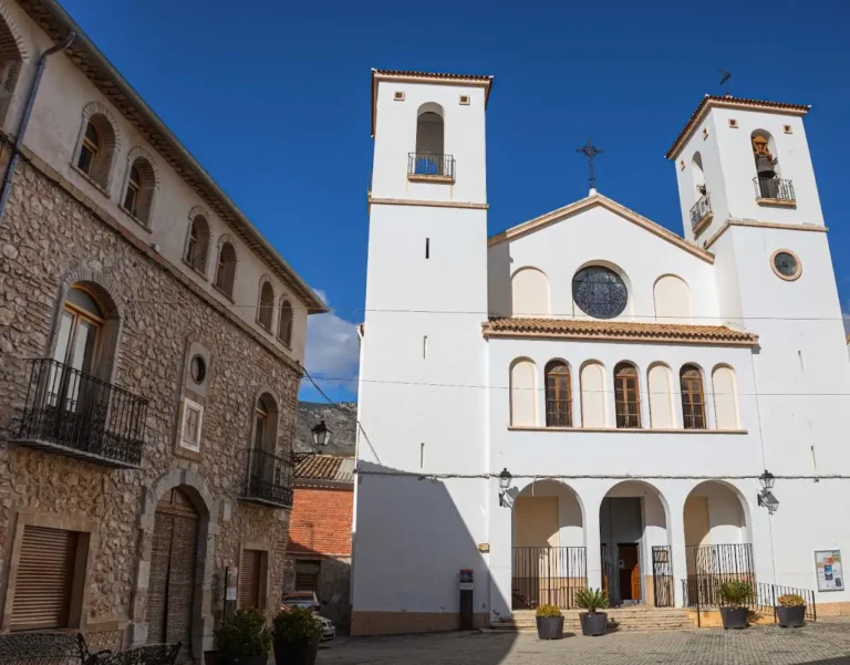 Patrimonio, iglesia histórica y edificio tradicional en un municipio del interior de Alicante
