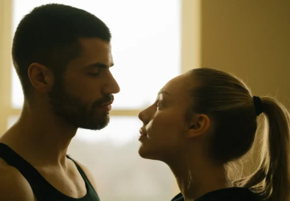 Enfrentados Marfil llega a Prime Video en septiembre. Una imagen que muestra la escena con Ester Expósito y Hugo Diego García