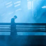 Resurrection, fotograma de la película de Bi Gan con un personaje entre luces azules