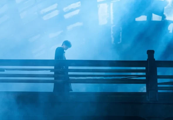 Resurrection, fotograma de la película de Bi Gan con un personaje entre luces azules
