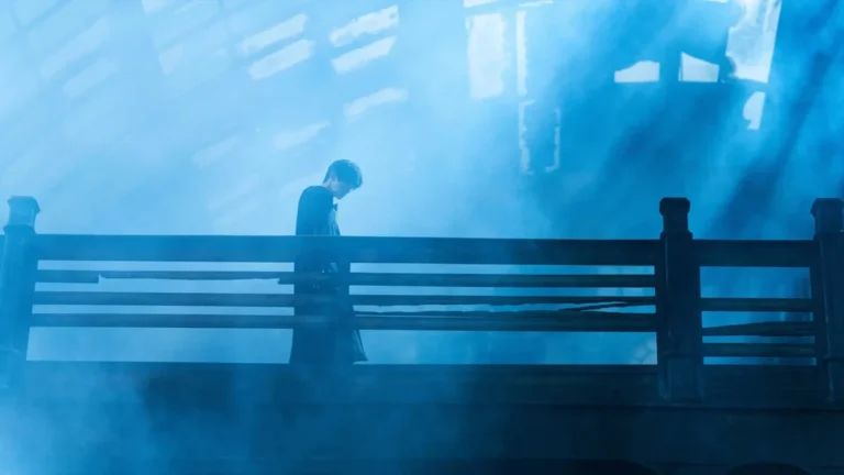 Resurrection, fotograma de la película de Bi Gan con un personaje entre luces azules