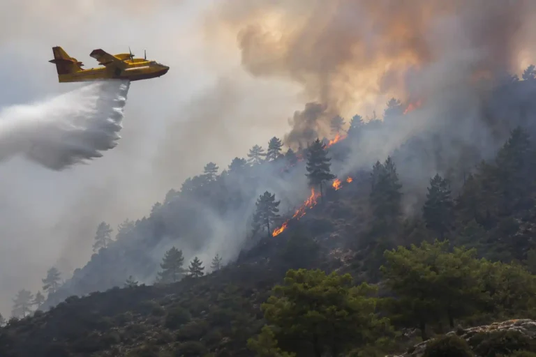 El incendio iniciado en la AP-6 en Segovia empieza a controlarse, como muestra la imagen de recreación de emergencias echando agua desde un avión