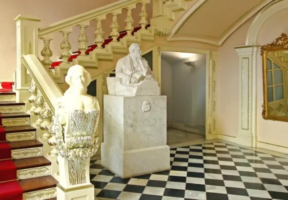 Sorolla, interior del Museu de la Ciutat de València con busto del pintor y escalera