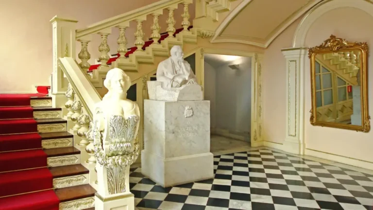 Sorolla, interior del Museu de la Ciutat de València con busto del pintor y escalera