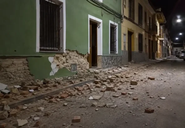 El terremoto deja la imagen de una calle en Granada llena de escombros por los daños materiales. Recreación digital.