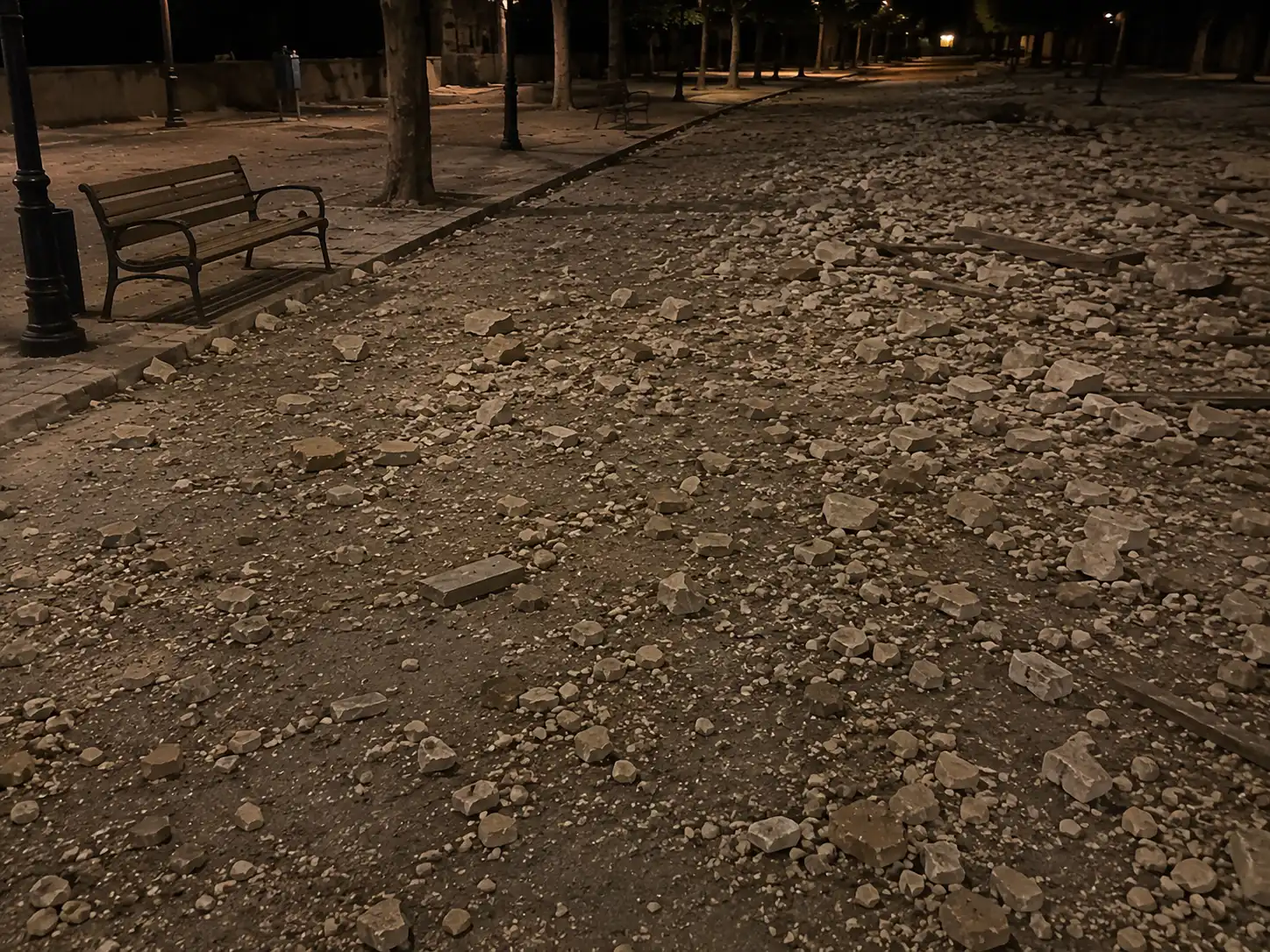 El terremoto que ha sacudido Granada esta noche, muestra algunos cascotes en el suelo de pequeños datos materiales.