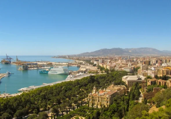Un terremoto sacude Málaga. La imagen muestra una parte de la ciudad con el mar de fondo.