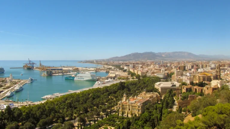 Un terremoto sacude Málaga. La imagen muestra una parte de la ciudad con el mar de fondo.