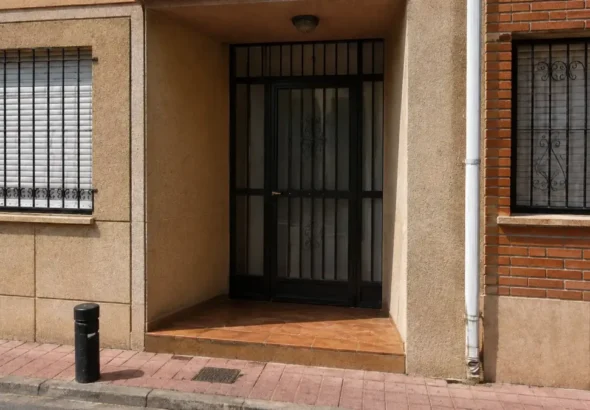 Recreación de la entrada de la casa del exsecretario de UAGA Javier Sánchez y su mujer, encontrados muertos en su domicilio.
