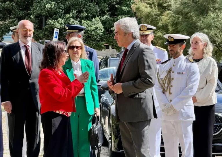 Firma de los vehículos VAMTAC. Margarita Robles en la firma del acuerdo con Portugal.