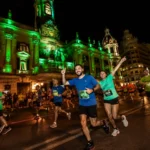 15K Nocturna Valencia, corredores atravesando la plaza del Ayuntamiento durante una carrera nocturna