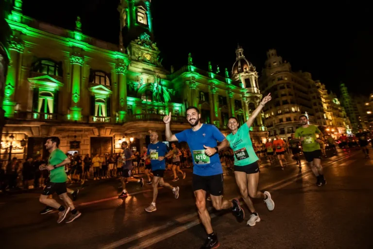15K Nocturna Valencia, corredores atravesando la plaza del Ayuntamiento durante una carrera nocturna