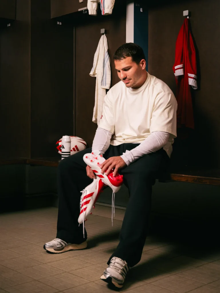 Las nuevas botas de Antoine Dupont con adidas buscan romper récords en el campo de rugby antoine dupont en una imagen de adidas con las nuevas botas diseñadas para homenajearle