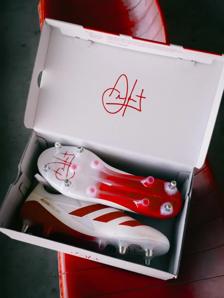 Las nuevas botas de Antoine Dupont con adidas buscan romper récords en el campo de rugby Imagen de la caja de las nuevas zapatillas de rugby de adidas diseñadas en homenaje a Antoine Dupont con su firma
