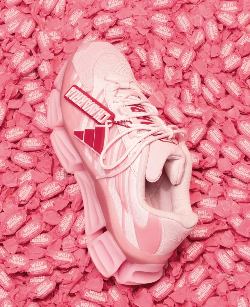 Las zapatillas rosas de adidas y Willy Chavarria que rompieron París ya tienen fecha de salida Vista de las nuevas adidas Originals x Willy Chavarria Pink Megaride AG desde una vista cenital con la imagen enfocada al lateral y frontal superior