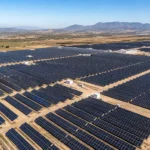 Amazon alcanza los 100 proyectos de energía de sol y eólica en España. Recreación de una de las plantas solares sobe tierra.