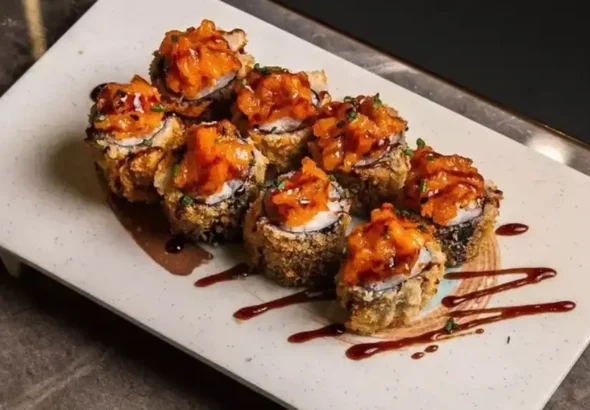 Punk BBQ & Sushi: Buffet libre de sushi frito con salsa servido en un plato rectangular