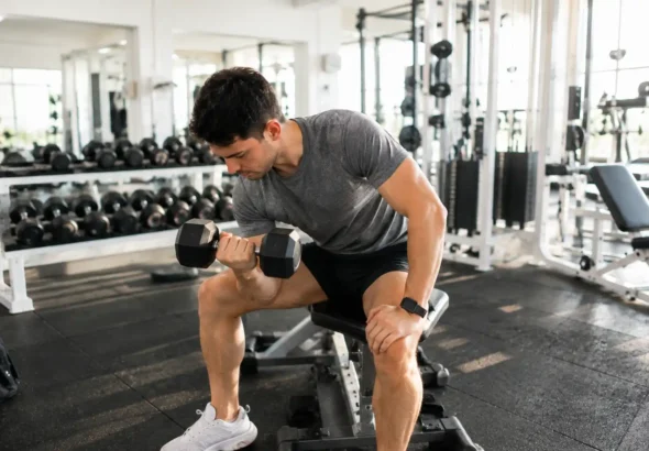 El olor a chocolate puede influir en el rendimiento. Un chico está haciendo ejercicio en el gimnasio.