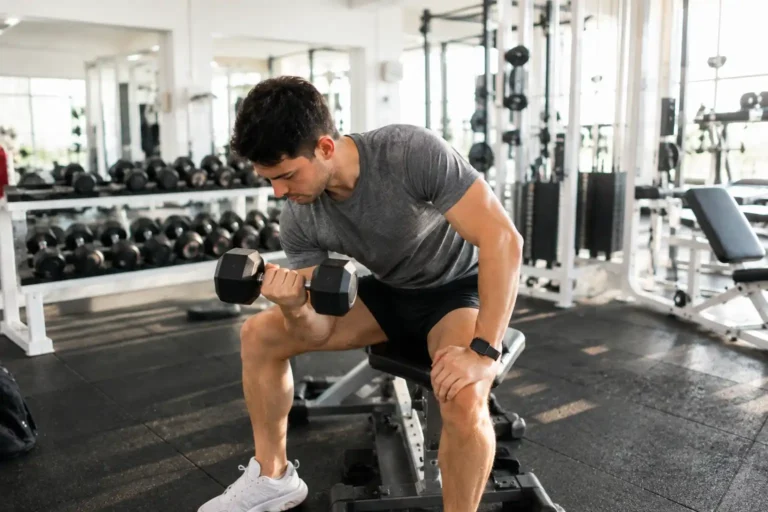 El olor a chocolate puede influir en el rendimiento. Un chico está haciendo ejercicio en el gimnasio.