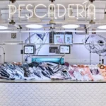Consumo sostenible en una pescadería de El Corte Inglés con pescado y marisco expuestos en el mostrador