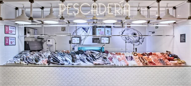 Consumo sostenible en una pescadería de El Corte Inglés con pescado y marisco expuestos en el mostrador