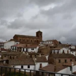 Recreación de la DANA de este fin de semana en España , con el cielo nublado del pueblo, que dejará lluvias y granizo.