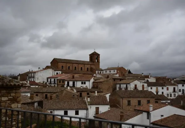 Recreación de la DANA de este fin de semana en España , con el cielo nublado del pueblo, que dejará lluvias y granizo.