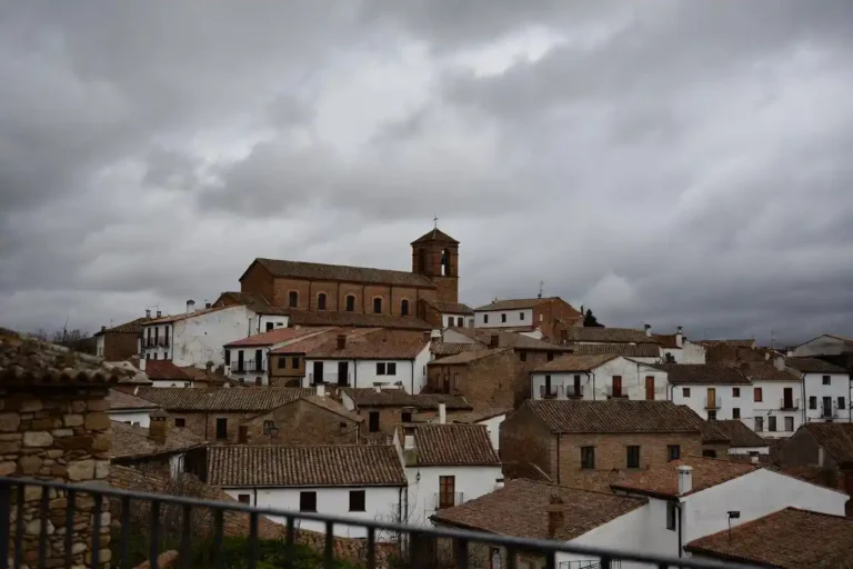 Recreación de la DANA de este fin de semana en España , con el cielo nublado del pueblo, que dejará lluvias y granizo.