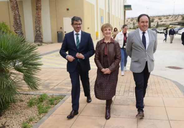 El President de la Generalitat Valenciana junto a otros representantes