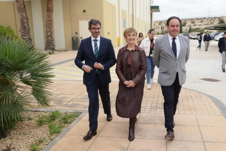 El President de la Generalitat Valenciana junto a otros representantes