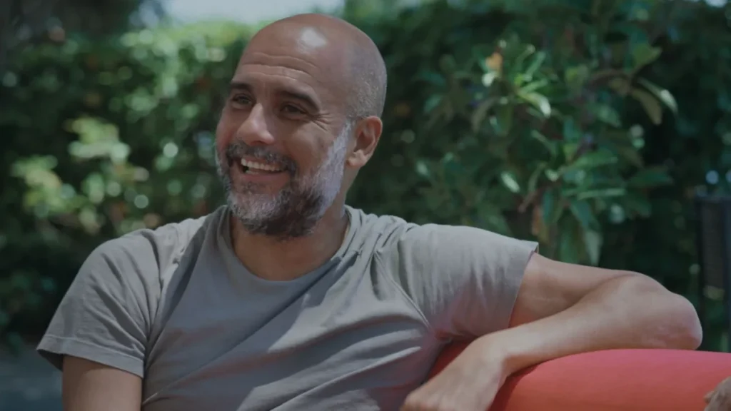 Pep Guardiola , en una escena del documental 