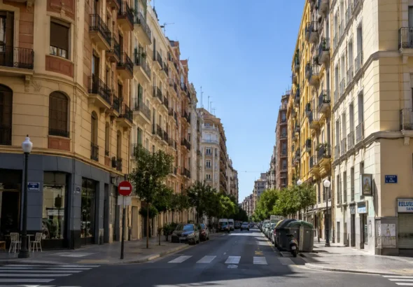 El eclipse solar de Valencia obliga a revisar si desde tu balcón se puede ver el eclipse para evitar desplazamientos. La imagen muestra una calle de Valencia con balcones y ventanas estrecha.