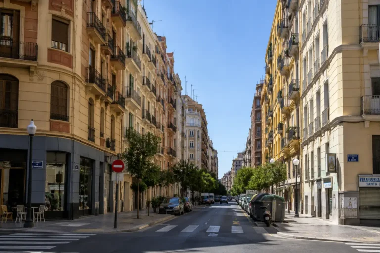 El eclipse solar de Valencia obliga a revisar si desde tu balcón se puede ver el eclipse para evitar desplazamientos. La imagen muestra una calle de Valencia con balcones y ventanas estrecha.