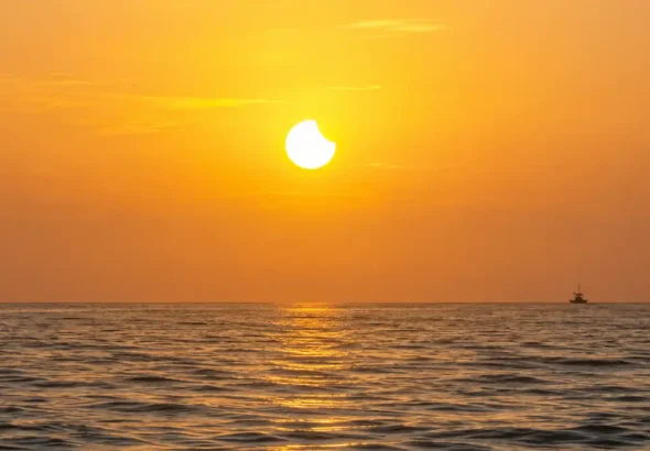 El eclipse solar en Valencia visto desde la arena de la playa. Recreación.
