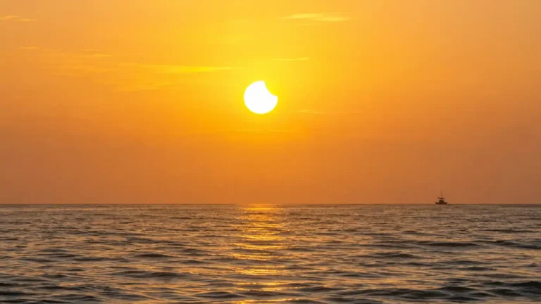 El eclipse solar en Valencia visto desde la arena de la playa. Recreación.