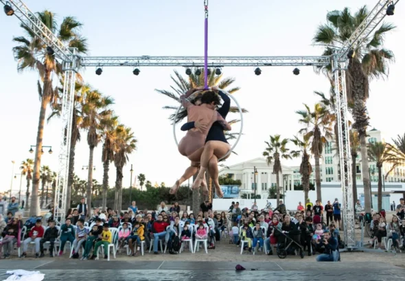 Festival Voramar con espectáculo de circo al aire libre en València