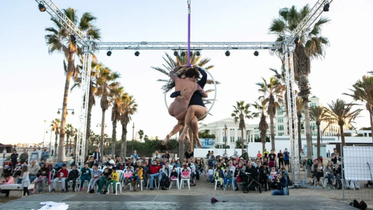 Festival Voramar con espectáculo de circo al aire libre en València