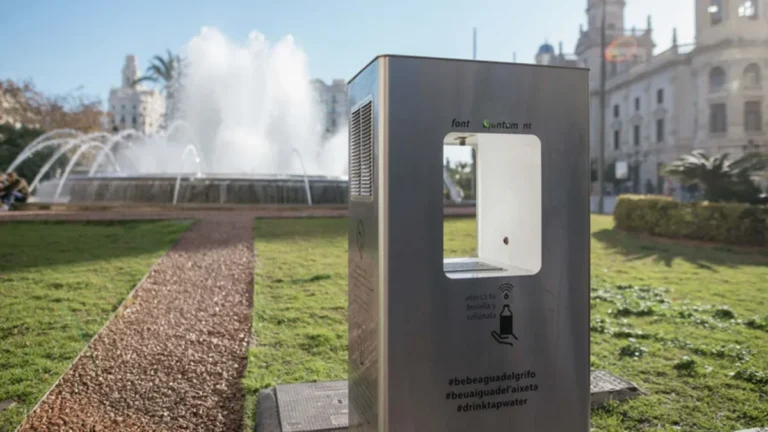 Fuentes de agua refrigerada instaladas en las calles de València