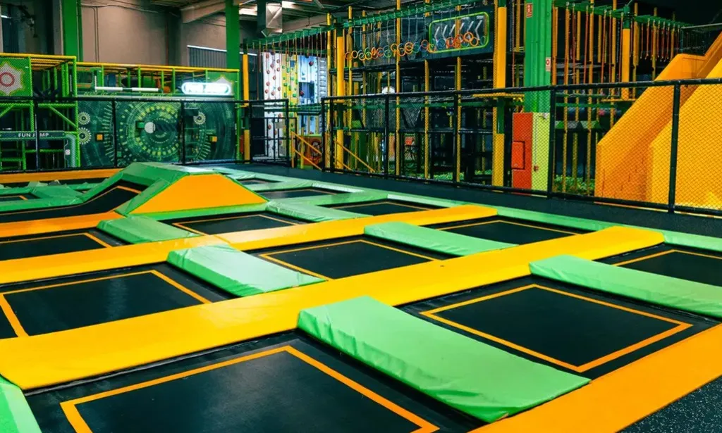 Muestra una de las salas de las instalaciones de Fun Jump en Valencia llena de colchonetas para saltar 