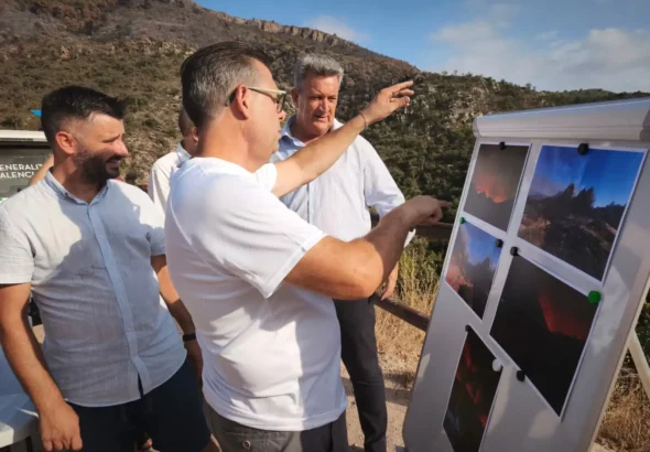 Personas estudiando la reconstrucción tras el incendio de la Vall de Uxó y la Sierra de Espadán