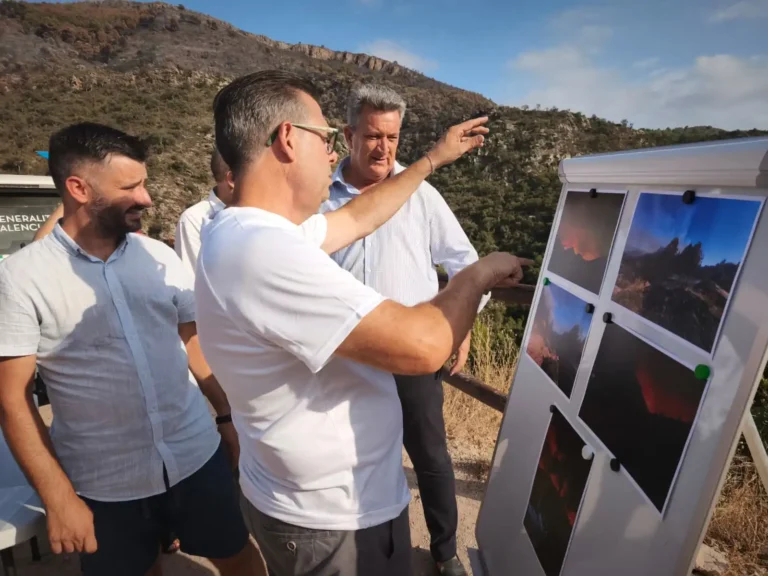 Personas estudiando la reconstrucción tras el incendio de la Vall de Uxó y la Sierra de Espadán