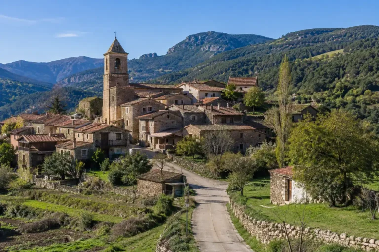 Los jóvenes abandonan las ciudades para irse a las zonas rurales por los precios de la ciudad. La imagen muestra un pueblo en el interior de ESpaña.