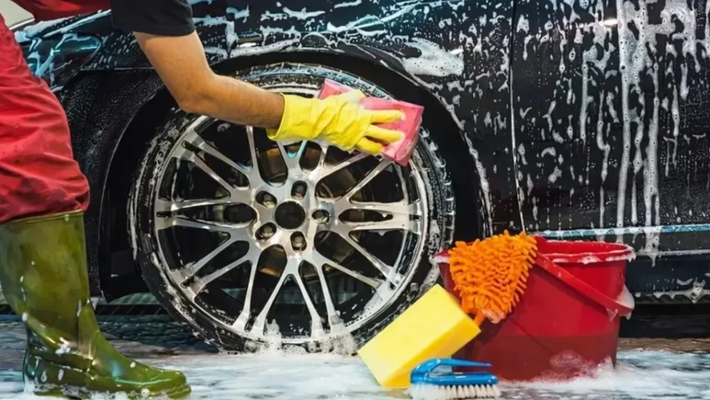 Imagen del lavado de coches detallado en las llantas y la parte exterior del coche