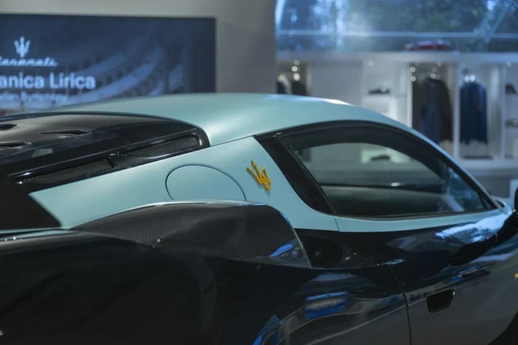 Imagen de los detalles del logo en la parte exterior del Maserati GT2 Stradale Tribute to MC12