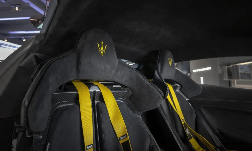 Imagen de los asientos interiores y detalles de amarillo del logo y cinturones del Maserati GT2 Stradale Tribute to MC12