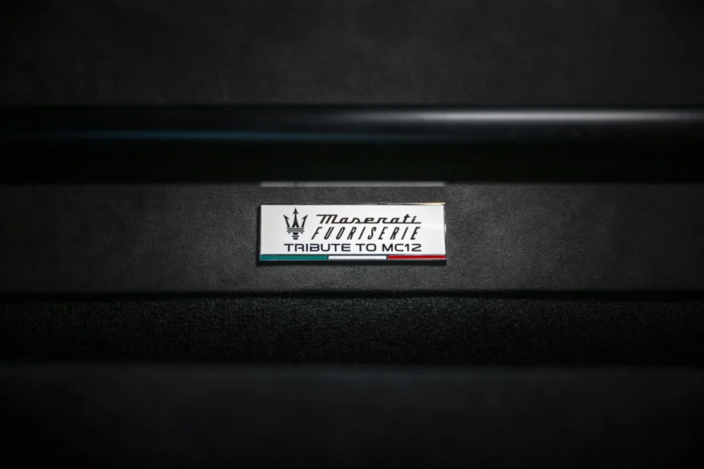 Imagen de la placa conmemorativa del Maserati GT2 Stradale Tribute to MC12 