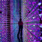 Moco Museum con una instalación inmersiva de luces y espejos