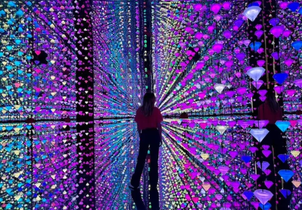 Moco Museum con una instalación inmersiva de luces y espejos