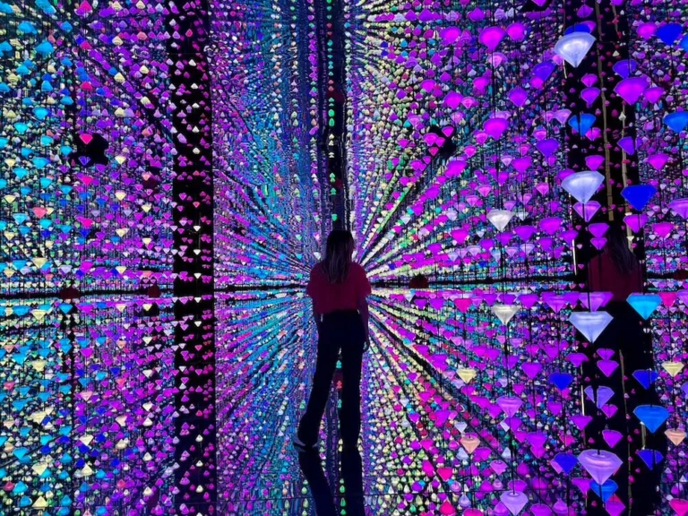 Moco Museum con una instalación inmersiva de luces y espejos